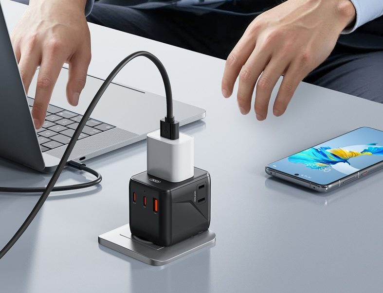 XO WL36 20W Universal Travel Converter Charger 2USB-C+1USB-A black